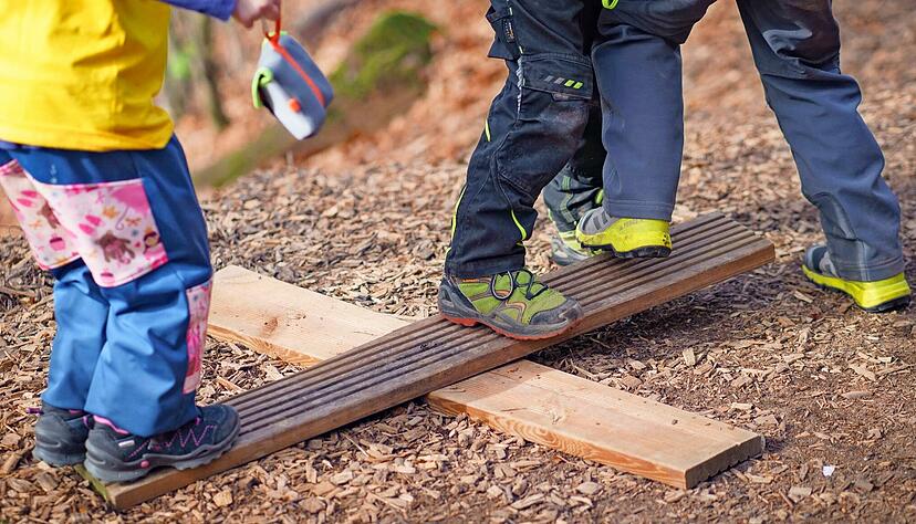 Spielen in Wald und Wiese ist für Kinder eine gute Alternative zu Tablet und Co. In immer mehr Orten gibt es Angebote in der Natur.
Foto: dpa Spielen in Wald und Wiese ist für Kinder eine gute Alternative zu Tablet und Co. In immer mehr Orten gibt es Angebote in der Natur.
Foto: dpa