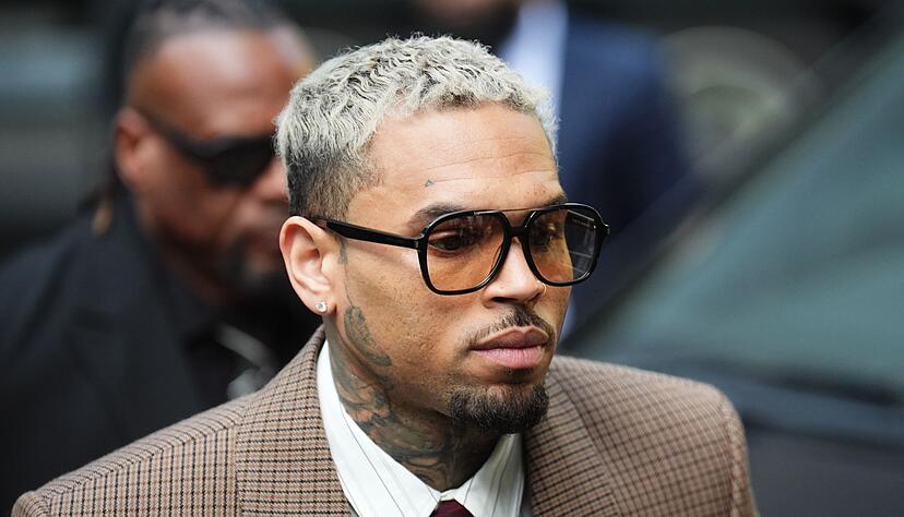 Chris Brown bestreitet, in London im Februar 2023 einen Musikproduzenten angegriffen zu haben. Chris Brown bestreitet, in London im Februar 2023 einen Musikproduzenten angegriffen zu haben.