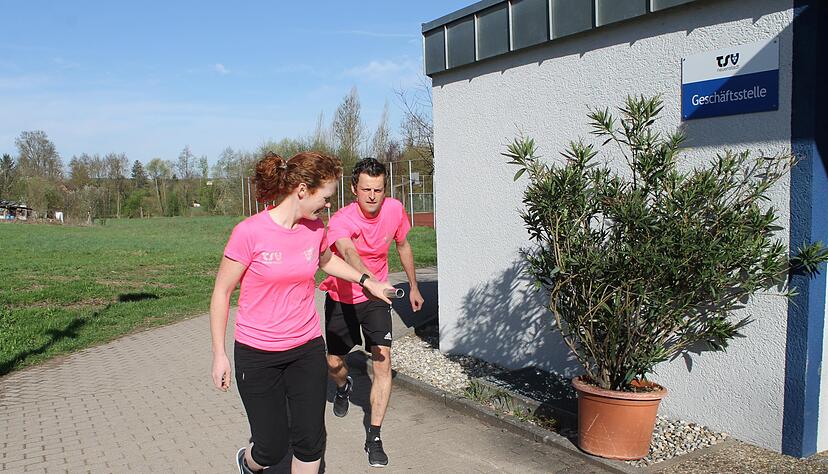 Zum ersten Mal gibt es beim Lindenlauf auch eine Firmenstaffel. Die Mitorganisatoren Ines Sch&ouml;ll und Stefan R&uuml;dele &uuml;ben schon mal.   
Foto: Vanessa M&uuml;ller
