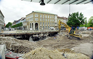 Lange her: Auf Höhe von Harmonie und Volksbank gab es mal eine Unterführung. 2000 wurde sie abgerissen.
Foto: Archiv/Kempf Lange her: Auf Höhe von Harmonie und Volksbank gab es mal eine Unterführung. 2000 wurde sie abgerissen.
Foto: Archiv/Kempf