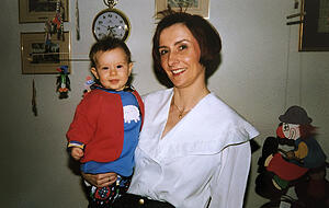 Typisch Mom: Rote, kurze Haare und irgendwelche modischen Klamotten. Bis heute könnte sie zu jedem ihrer Outfits (und auch zu meinen) eine Geschichte erzählen. Foto: privat