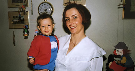 Typisch Mom: Rote, kurze Haare und irgendwelche modischen Klamotten. Bis heute könnte sie zu jedem ihrer Outfits (und auch zu meinen) eine Geschichte erzählen. Foto: privat