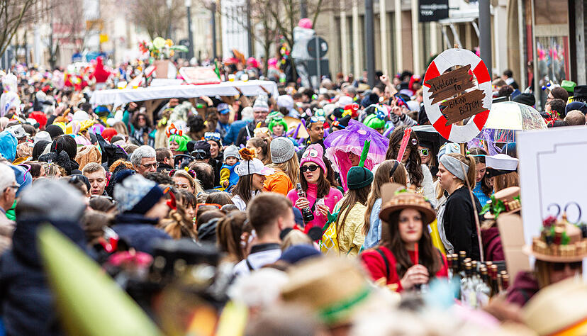Faschings-Fans beim Leiergassenumzug in Eppingen Faschings-Fans beim Leiergassenumzug in Eppingen