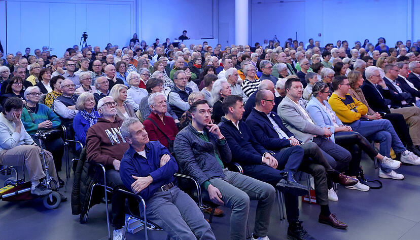 Mehr als 400 Besucher in der Kreissparkasse wollten sich den Stimme-Wahlcheck mit dem CDU-Spitzenkandidaten Manuel Hagel nicht entgehen lassen. Mehr als 400 Besucher in der Kreissparkasse wollten sich den Stimme-Wahlcheck mit dem CDU-Spitzenkandidaten Manuel Hagel nicht entgehen lassen.