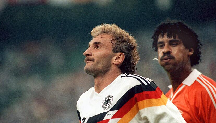 Der Niederl&auml;nder Frank Rijkaard (r) bespuckt Rudi V&ouml;ller (Archivbild)