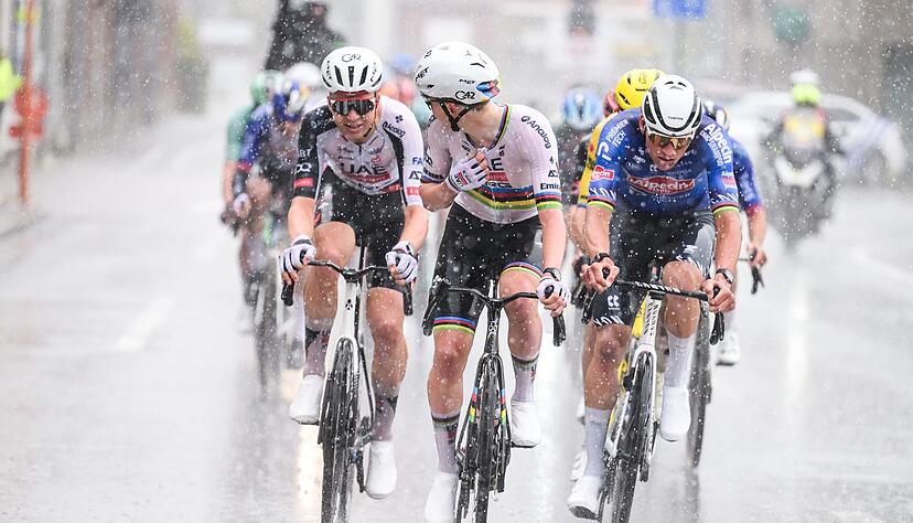 Selbst vom teilweise miserablen Wetter lie&szlig; sich Tadej Pogacar (M) nicht stoppen.