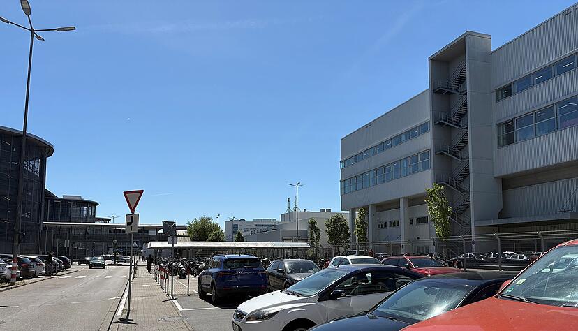 Schichtwechsel vor Tor 6: Viele Besch&auml;ftigte reagieren gelassen auf den bevorstehenden Wechsel des Werkleiters.