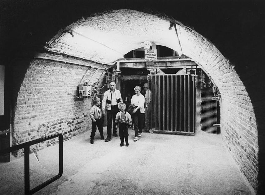 Im Kochendorfer Besucherbergwerk ist ein kleiner Teil der Anlagen zu besichtigen. Zum Saisonauftakt am 1. Mai 1990 kommen 1700 Besucher.