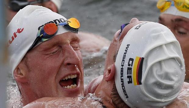 Lurz (l) und Waschburger feiern ihren Erfolg noch im Wasser.
