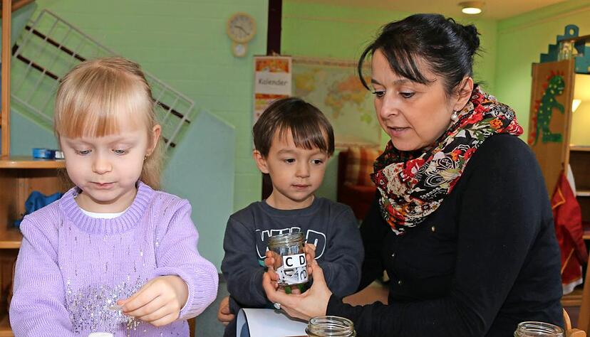 Das Infans-Konzept steht auch in der Kita Plattenwald im Vordergrund: Viktoria und Sergem üben Schrift und Sprache mit Erzieherin Sabine Trunzer.Foto: Ute Plückthun
