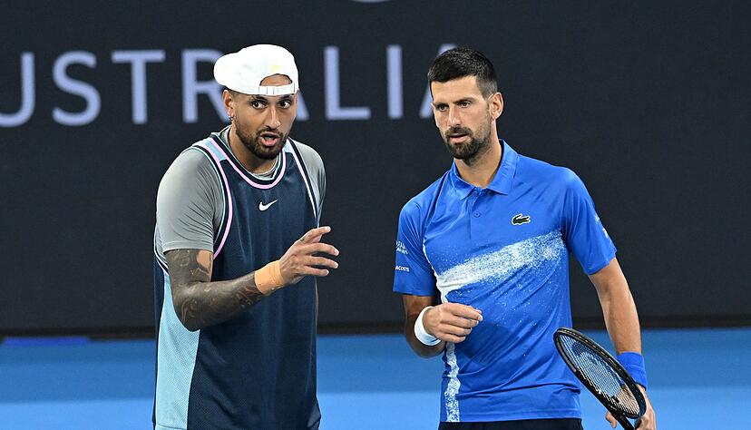 Die Tennisstars Novak Djokovic (r) und Nick Kyrgios kritisieren den Umgang mit prominenten Dopingf&auml;llen