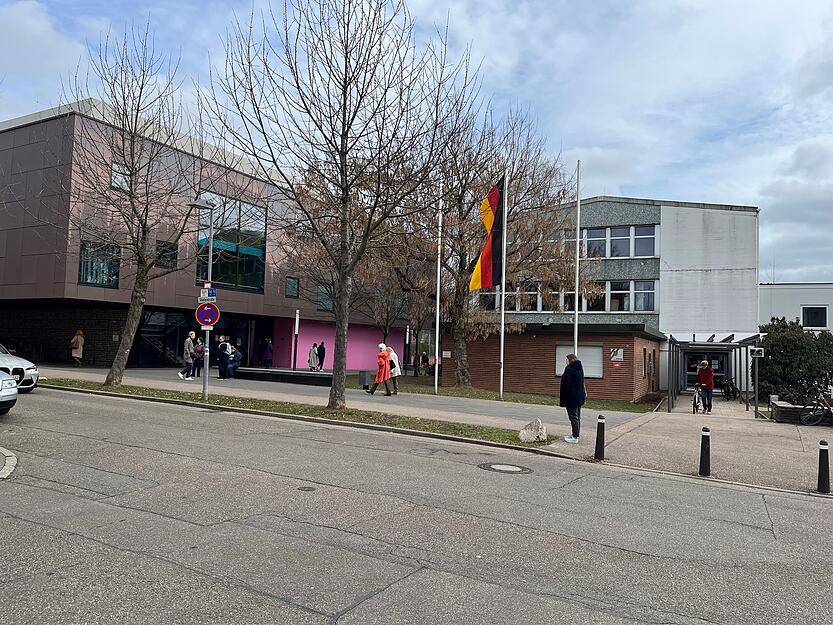 Um die Mittagszeit ist der Andrang gro&szlig; im Wahllokal in der Heilbronner Wartbergschule in der Stielerstra&szlig;e. Dennoch l&auml;uft die Stimmabgabe z&uuml;gig und reibungslos ab. &bdquo;Wir sch&auml;tzen, dass wir bisher mehr W&auml;hler haben als 2021&ldquo;, sagen die Wahlhelfer.