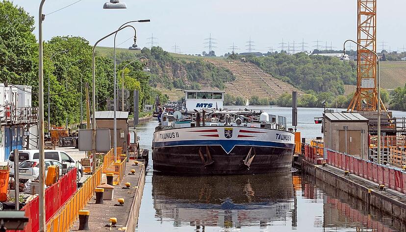 Die Neckarschleuse bei Lauffen: Die meisten Anlagen zwischen Plochingen und Mannheim haben zwei Kammern. Die Neckarschleuse bei Lauffen: Die meisten Anlagen zwischen Plochingen und Mannheim haben zwei Kammern.