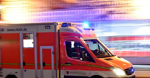 Das Mädchen wurde an einem Kreisverkehr überrollt. (Symbolbild)