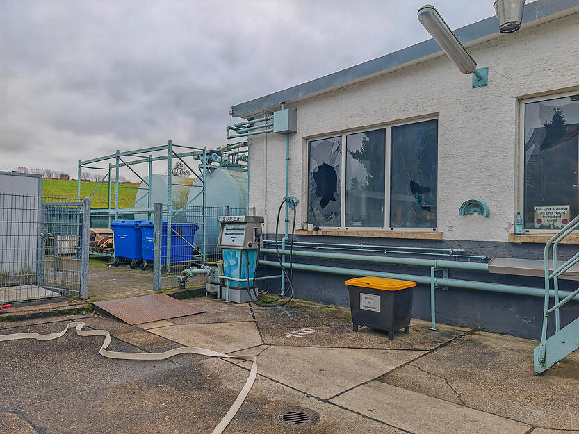 Starker Rauch bei Feuer in Tankstellen-Werkstatt in Sinsheim-D&uuml;hren.