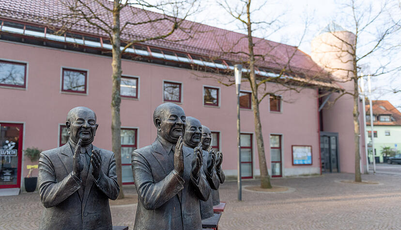 Kunst polarisiert, das betrifft nicht nur die Figurengruppe "Die Claqueure" von Guido Messer, die vor dem Rathaus steht. Kunst polarisiert, das betrifft nicht nur die Figurengruppe "Die Claqueure" von Guido Messer, die vor dem Rathaus steht.