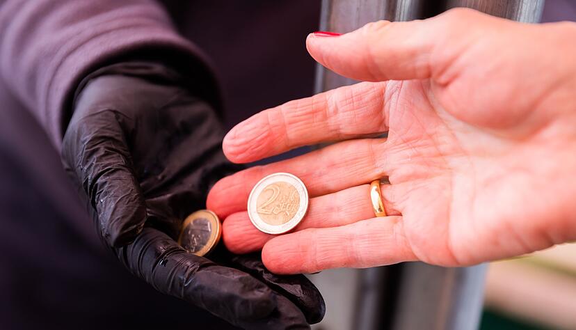 Ein Drittel der Deutschen wird einer Umfrage zufolge wegen der extrem gestiegenen Preise nach eigener Einschätzung ihr Einkommen durch Nebenjobs aufbessern müssen.