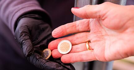 Ein Drittel der Deutschen wird einer Umfrage zufolge wegen der extrem gestiegenen Preise nach eigener Einschätzung ihr Einkommen durch Nebenjobs aufbessern müssen. Ein Drittel der Deutschen wird einer Umfrage zufolge wegen der extrem gestiegenen Preise nach eigener Einschätzung ihr Einkommen durch Nebenjobs aufbessern müssen.