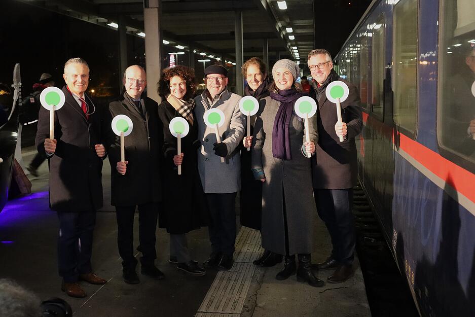 Mit grünen Kellen wurde der erste Nachtzug seit Jahren verabschiedet. Im Bild: Stuttgarts OB Frank Nopper (l.), Michael Theurer (FDP), Beauftragter der Bundesregierung für den Schienenverkehr, Marketingvorständin DB Fernverkehr Stefanie Berk, Baden-Württembergs Verkehrsminister Winfried Hermann, ÖBB-Vorständin Sabine Stock, die Grünen-Europaparlamentsabgeordnete Anna Deparnay-Grunenberg  und Thorsten Krenz, Konzernbevollmächtigter der DB AG für das Land Baden–Württemberg.