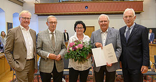 Oberbürgermeister Harry Mergel hat die Goldene Münze an Joachim Friedl im Großen Ratssaal übergeben. Mit dabei seine Frau Margit Friedl, der ehemalige OB Helmut Himmelsbach und Tilmann Distelbarth, Verleger der Stimme Mediengruppe. (Foto: : Stadtarchiv Heilbronn/ B. Kimmerle) Oberbürgermeister Harry Mergel hat die Goldene Münze an Joachim Friedl im Großen Ratssaal übergeben. Mit dabei seine Frau Margit Friedl, der ehemalige OB Helmut Himmelsbach und Tilmann Distelbarth, Verleger der Stimme Mediengruppe. (Foto: : Stadtarchiv Heilbronn/ B. Kimmerle)