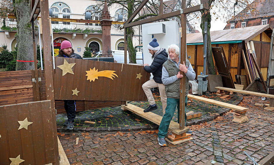 Zwischen Kopfsteinpflaster und Fachwerk entsteht ein traditioneller Weihnachtsmarkt.