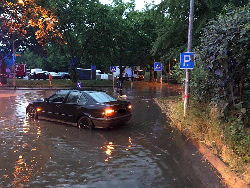 In B&ouml;ckingen standen Stra&szlig;en teilweise unter Wasser.
