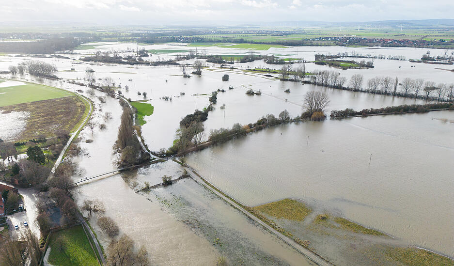 Hochwasser vom Fluss Leine überflutet die Leinemasch südlich von Hannover. Die Hochwasserlage bleibt über die Weihnachtsfeiertage in vielen Regionen Niedersachsens angespannt.