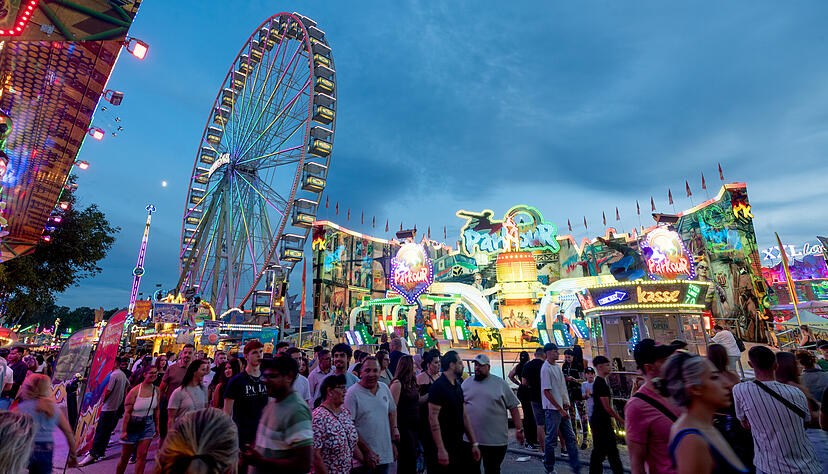Für entspanntere Volksfest-Besucher empfiehlt sich eine gemütliche Fahrt auf dem Riesenrad.