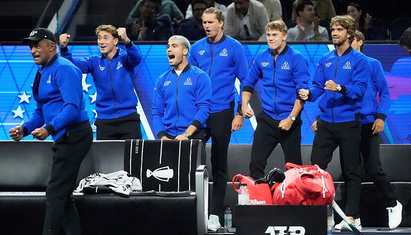 Team Europa mit dem Deutschen Alexander Zverev (4. v. l.) liegt beim Laver Cup gegen Team Welt in Führung. Team Europa mit dem Deutschen Alexander Zverev (4. v. l.) liegt beim Laver Cup gegen Team Welt in Führung.