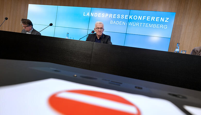 Winfried Kretschmann (Mitte) und Manfred Lucha bei der Regierungspressekonferenz. Foto: dpa Winfried Kretschmann (Mitte) und Manfred Lucha bei der Regierungspressekonferenz. Foto: dpa