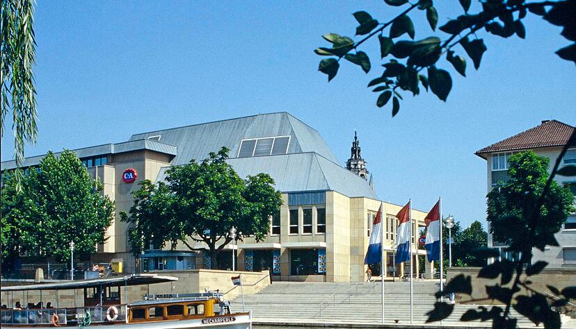 Die reich bebilderte und gut zu lesende Neuerscheinung "Heilbronn in den 1990er Jahren" (17,50 Euro, 342 Seiten) wurde vom Stadtarchiv Heilbronn herausgegeben und von der Heilbronner Stimme gefördert.
