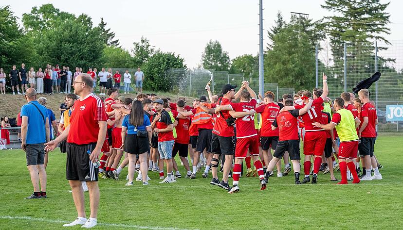 Ausgelassen feiern die Spieler des FSV Schwaigern II den Aufstieg in die Kreisliga A1.