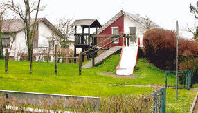 Der Platz am Fußweg zwischen Lehrener Straße und Beethovenstraße wird aufgegeben, die Spielgeräte sollen anderswo Verwendung finden.
          Foto: Gustav Döttling