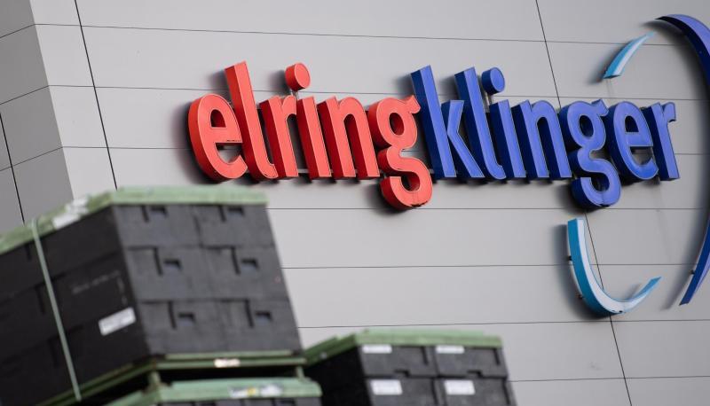 «ElringKlinger» steht auf einer Wand auf dem Gelände des Autozulieferers.