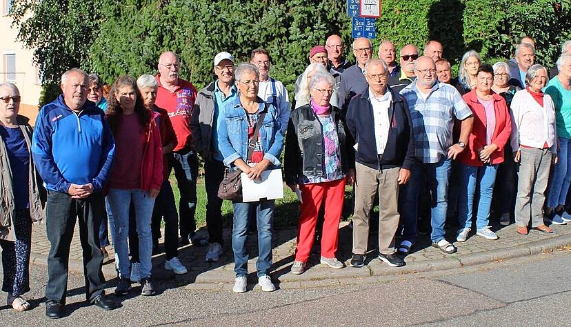 Anwohner protestieren gegen den Umbau des Zwingers zur Einbahnstraße. 127 Unterschriften wurden Oberbürgermeister Klaus Holaschke und Bürgermeister Peter Thalmann überreicht. Anwohner protestieren gegen den Umbau des Zwingers zur Einbahnstraße. 127 Unterschriften wurden Oberbürgermeister Klaus Holaschke und Bürgermeister Peter Thalmann überreicht.