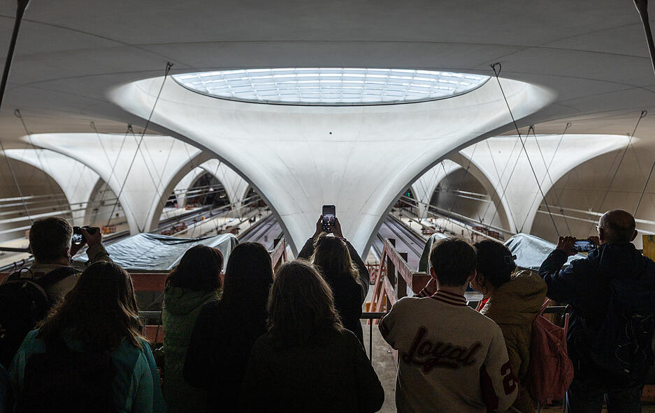 Besucher sehen sich die Bahnhofshalle des zuk&uuml;nftigen Stuttgarter Hauptbahnhofs an.