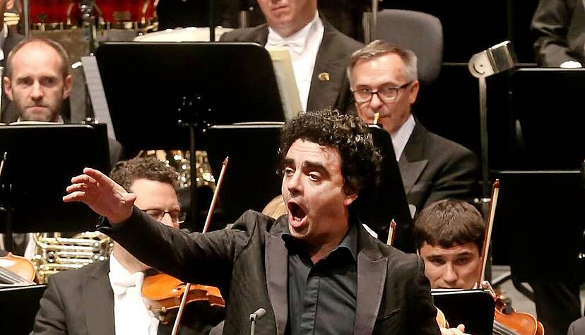 Startenor Rolando Villaz&oacute;n mit den W&uuml;rth Philharmonikern.
Foto: Archiv/Seidel