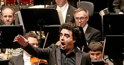 Startenor Rolando Villaz&oacute;n mit den W&uuml;rth Philharmonikern.
Foto: Archiv/Seidel