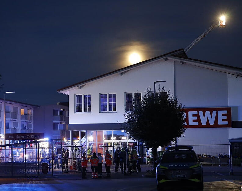 Vier Menschen sind bei dem Dacheinsturz im Supermarkt verletzt worden. In Lauchringen sind etliche Kräfte von Polizei, Feuerwehr, THW und Rettungsdienst im Einsatz gewesen.