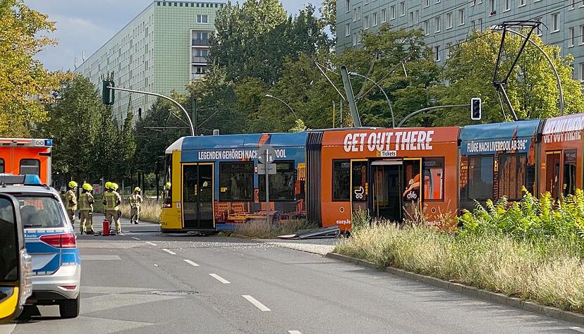 Nach einem Zusammenstoß mit einem Reisebus entgleist eine Tram.