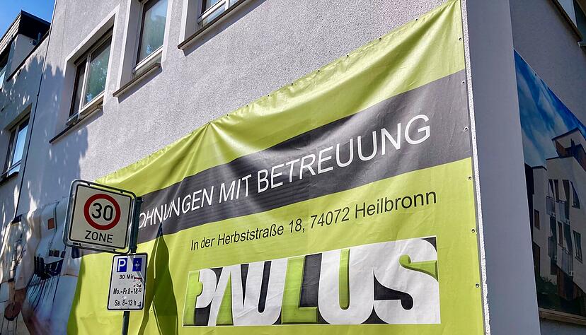 Nach der Insolvenz der Paulus Wohnbau &ndash; hier ein Banner an der Heilbronner Herbststra&szlig;e &ndash; ist nun auch der Unternehmer zahlungsunf&auml;hig.