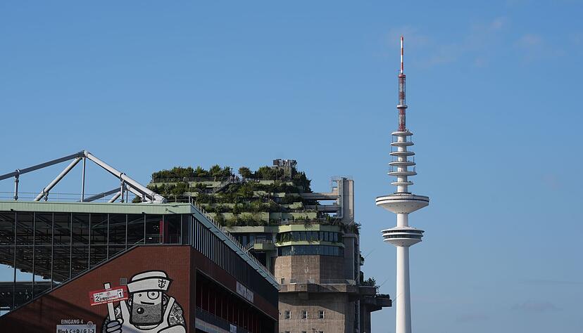 Hamburg: Blick auf den begrünten St.-Pauli-Hochbunker auf dem Heiligengeistfeld. Hamburg: Blick auf den begrünten St.-Pauli-Hochbunker auf dem Heiligengeistfeld.