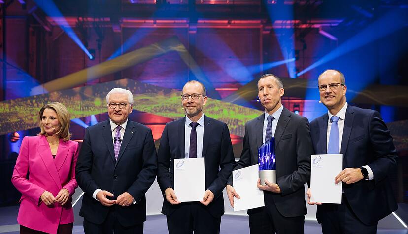 Der Deutsche Zukunftspreis ging in diesem Jahr an das Team «Kraftpaket fürs Klima - Fernverkehr-Lkw mit Wasserstoff elektrisch betreiben. Der Deutsche Zukunftspreis ging in diesem Jahr an das Team «Kraftpaket fürs Klima - Fernverkehr-Lkw mit Wasserstoff elektrisch betreiben.