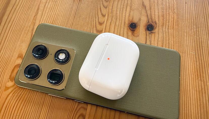 Kann auch zur&uuml;ckladen: Mit dem Signature kann man seine Ohrst&ouml;psel drahtlos wieder aufladen, wenn gerade kein Ladeger&auml;t zur Hand ist.