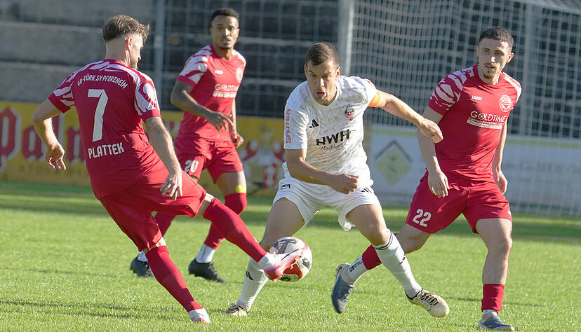 Besser gemacht, gut gemacht: Marc Zengerle (Mitte, hier gegen GU-T&uuml;rk. SV Pforzheim) und der VfB Eppingen zeigten am Wochenende eine reife Leistung.