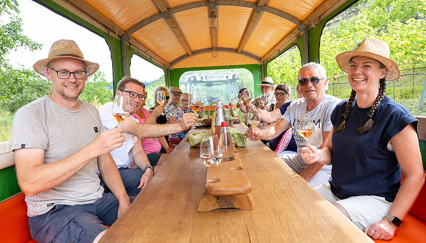 Christian und Cathrin Seybold (vorne) mit Stimme-Lesern. Insgesamt hatten sich 536 für die Tour beworben. Christian und Cathrin Seybold (vorne) mit Stimme-Lesern. Insgesamt hatten sich 536 für die Tour beworben.