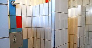 Zu eng und verwinkelt: Die Sanitärbereiche im Untergruppenbacher Freibad versprühen noch den Charme der 1970er Jahre. Jetzt bekommen sie ein Update. Zu eng und verwinkelt: Die Sanitärbereiche im Untergruppenbacher Freibad versprühen noch den Charme der 1970er Jahre. Jetzt bekommen sie ein Update.