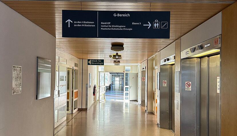 Der Klinikflur im Altbau aus dem Jahre 1989/90 ist verwaist. Schon nach wenigen Tagen macht sich ein Eindruck von "Lost Place" breit.