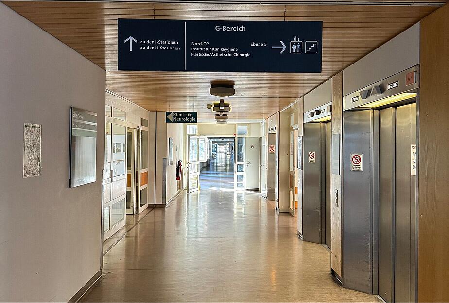 Der Klinikflur im Altbau aus dem Jahre 1989/90 ist verwaist. Schon nach wenigen Tagen macht sich ein Eindruck von "Lost Place" breit.