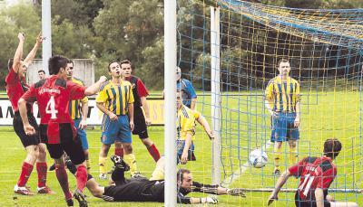 Das sieht man selten: Der Billingsbacher Tobias Schneider erzielt das 1:0 gegen Bieringen durch einen direkt verwandelten Eckball.Foto: Marc Schmerbeck